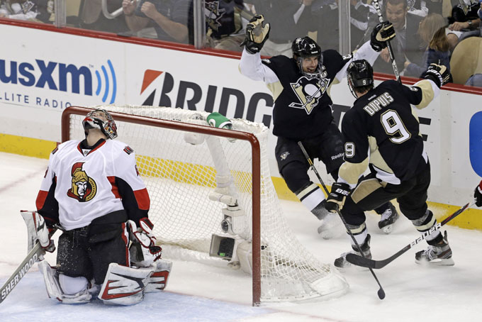 Senators_Penguins_Hoc_Broa.jpg