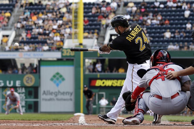 Cardinals_Pirates_Bas_Broa.jpg