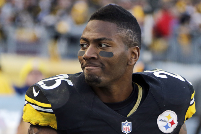 Steelers_Clark_Footba_Broa.jpg