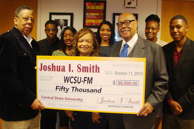Smith_donates.jpg