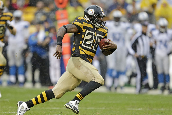 Pittsburgh Steelers running back Le'Veon Bell (26) runs to the