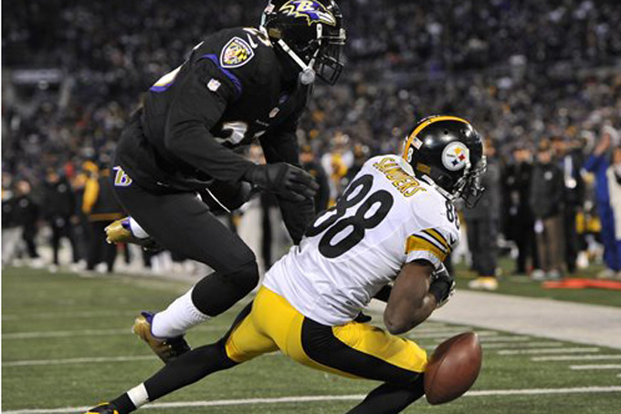 Pittsburgh Steelers wide receiver Emmanuel Sanders is unable to hold on to the ball for a 2-point conversion as he is pressured by Baltimore Ravens defensive back Chykie Brown in the second half of an NFL football game, Thursday, Nov. 28, 2013, in Baltimore. Baltimore won 22-20. (AP Photo/Gail Burton)