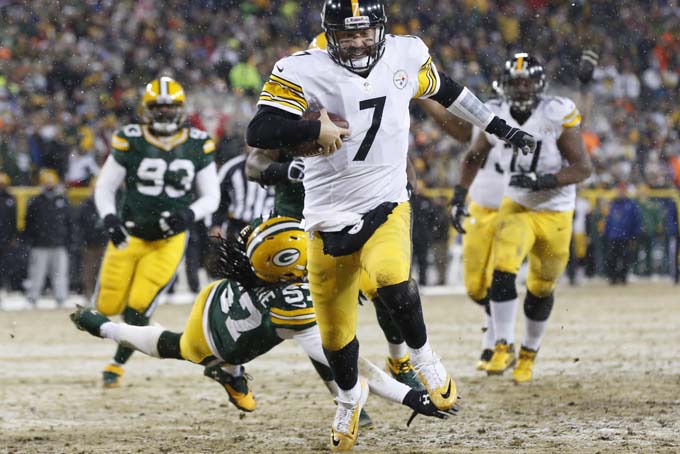Ben Roethlisberger breaks away from Green Bay Packers' Jamari Lattimore (57) for a touchdown run during the second half of an NFL football game Sunday, Dec. 22, 2013, in Green Bay, Wis. (AP Photo/Mike Roemer)