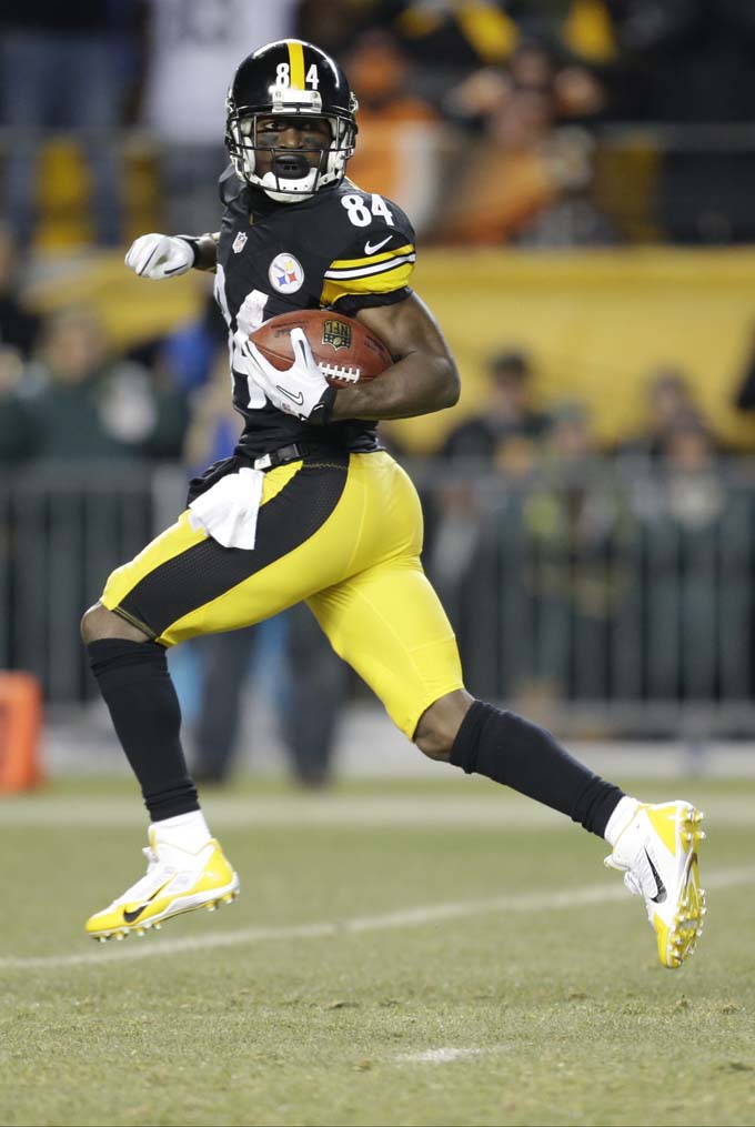 Pittsburgh Steelers wide receiver Antonio Brown (84) goes in for a touchdown in the first quarter of an NFL football game between the Pittsburgh Steelers and the Cincinnati Bengals on Sunday, Dec. 15, 2013 in Pittsburgh. (AP Photo/Gene J. Puskar)