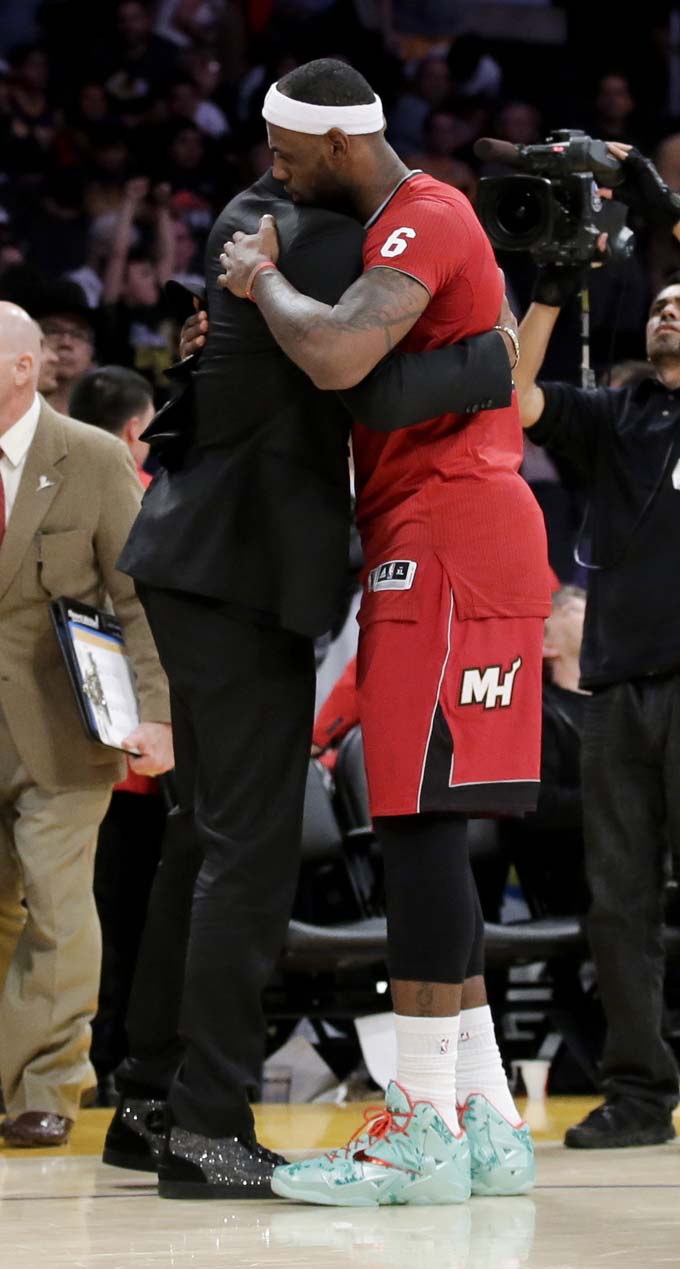 LeBron James, right, hugs Los Angeles Lakers guard Kobe Bryant after the Heat's 101-95 win in an NBA basketball game in Los Angeles, Wednesday, Dec. 25, 2013. (AP Photo/Chris Carlson)