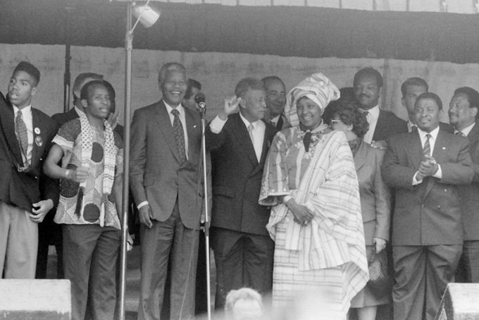 Left to right. Nelson Mandela (4th), New York Mayor Dinkins (5th), Winnie Mandela (6th), Jesse Jackson (7th, Back Row) 1st Stop, Brooklyn Boys Club, New York City (Photo by Roy Lewis)