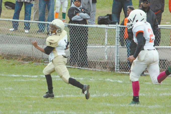 CHRISTOPHER MOREFIELD (1) runs 60 yards for a touchdown that was called back due to an offensive flag. It would have been his second touchdown of the day. 