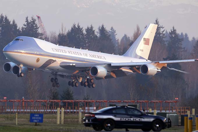 With President Barack Obama aboard, Air Force One arrives Sunday, Nov. 24, 2013, at Seattle-Tacoma International Airport in Seattle. (AP Photo/Elaine Thompson)