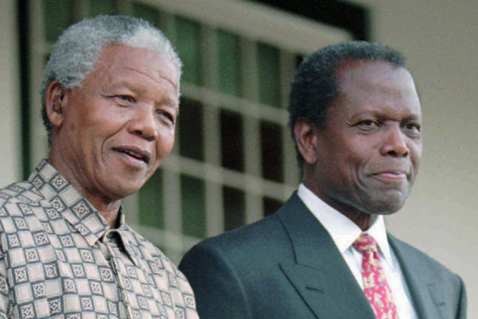 In this May 17, 1996 file photo, South African President Nelson Mandela, left, and actor Sidney Poitier appear at a news conference in Cape Town. Poitier was in South Africa making a film in which he portrayed Mandela, alongside Michael Caine, who played former President F. W. de Klerk in "Mandela and de Klerk," about the country's transition from a White minority government to Black majority rule. (AP Photo/Sasa Kralj, File)