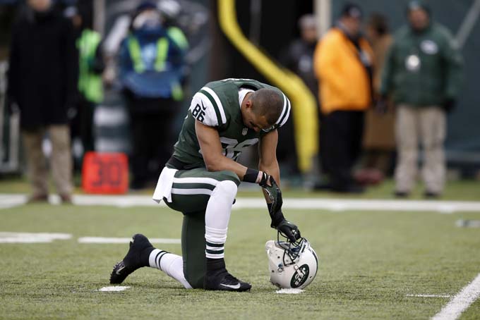 New York Jets wide receiver David Nelson kneels during the second half of an NFL football game against the Oakland Raiders, Sunday, Dec. 8, 2013, in East Rutherford, N.J. (AP Photo/Kathy Willens)