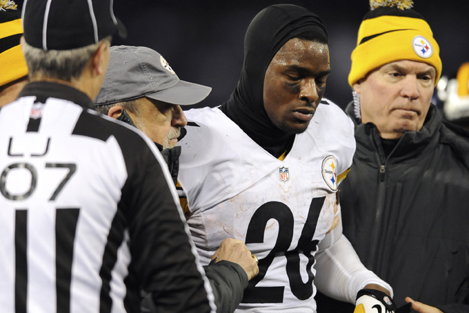 Pittsburgh Steelers running back Le'Veon Bell is assisted off the field after injuring himself during a play in the second half of an NFL football game against the Baltimore Ravens, Thursday, Nov. 28, 2013, in Baltimore. (AP Photo/Gail Burton)