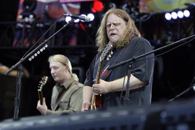 In this June 26, 2010 file photo, Warren Haynes, right, performs with Derek Trucks during the Crossroads Guitar Festival in Chicago. (AP Photo/Kiichiro Sato, File)