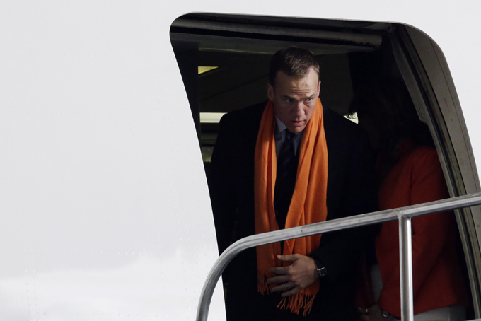 Denver Broncos' Peyton Manning arrives at Newark Liberty International Airport for the NFL Super Bowl XLVIII football game, Sunday, Jan. 26, 2014, in Newark, N.J. (AP Photo/Julio Cortez)