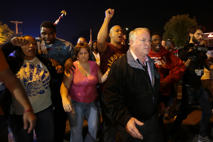 Protesters call for resignation of Ferguson police chief