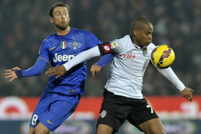 Cesena's Carlos Carbonero, right, vies for the ball with Juventus' Claudio Marchisio during their Serie A soccer match at Cesena's Manuzzi stadium, Italy, Sunday, Feb. 15, 2015. (AP Photo/Marco Vasini)