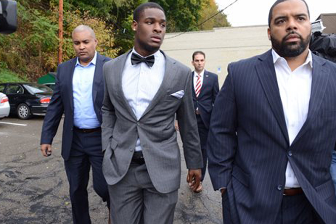 In this Oct. 15, 2014, file photo, Pittsburgh Steelers running back Le'Veon Bell, center, leaves court in West View, Pa. An Allegheny County judge accepted Bell into a first offenders program on Friday, Feb. 6, 2015 stemming from an arrest on charges of marijuana possession and driving under the influence with former teammate LeGarrette Blount on Aug. 20, 2014. The program requires Bell to spend 15 months on probation and have his driver's license suspended for 60 days, but under terms of the program, he can petition the court to have his arrest record expunged if he completes the probation without incident. (AP Photo/Pittsburgh Post-Gazette, Bob Donaldson) 