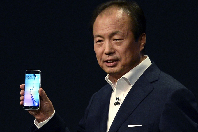 JK Shin, CEO of Samsung's mobile division, shows the new Galaxy S6 during the Samsung Galaxy Unpacked 2015 event on the eve of this week’s Mobile World Congress wireless show, in Barcelona, Spain, Sunday, March 1, 2015. Samsung unveiled the stylish new flagship phone that ditches its signature plastic design for metal and glass. The South Korean phone manufacturer also unveiled a premium model with a display that curves around the left and right edges so that information can be quickly glanced at on the side. (AP Photo/Manu Fernandez)