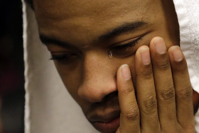 Kentucky's Tyler Ulis cries as he sits in the locker after the NCAA Final Four tournament college basketball semifinal game against Wisconsin Saturday, April 4, 2015, in Indianapolis. Wisconsin won 71-64. (AP Photo/David J. Phillip)