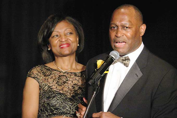 Mel Blount honors Dwyane Woodruff at annual celebrity roast - Behind the  Steel Curtain