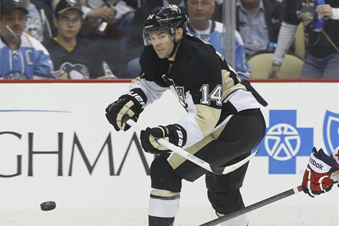 Pittsburgh Penguins' Chris Kunitz (14) playsin the NHL hockey game between the Pittsburgh Penguins and the Washington Capitals on Tuesday, March 11, 2014 in Pittsburgh. (AP Photo/Keith Srakocic)