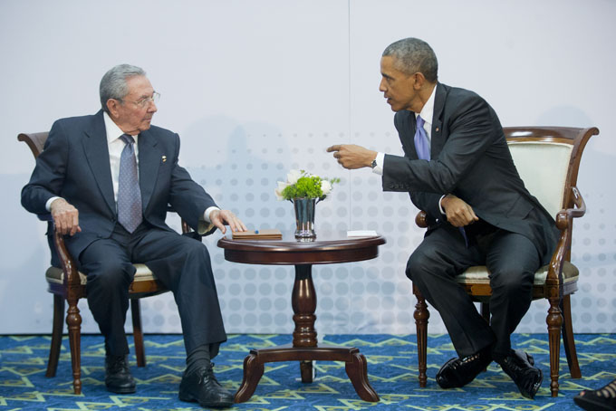 US President Barack Obama, right, leans over towards Cuban President Raul Castro during their meeting at the Summit of the Americas in Panama City, Panama, Saturday, April 11, 2015.  (AP Photo/Pablo Martinez Monsivais)