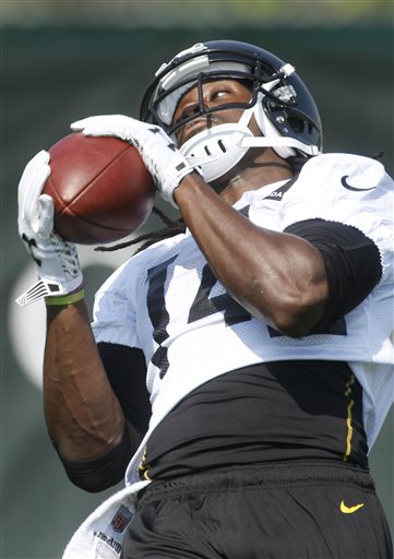 Pittsburgh Steelers third round draft choice Sammie Coates (14), a wide receiver out of Auburn, makes a catch during an NFL football rookie minicamp, Friday, May 8, 2015 in Pittsburgh. (AP Photo/Keith Srakocic)