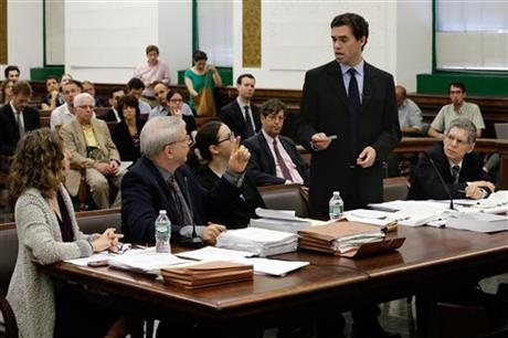 Steven Wise, president of the Nonhuman Rights Project, second left, and Assistant Attorney General Christopher Coulston, second from right, appear in Manhattan State Supreme Court, in New York, Wednesday, May 27, 2015. Lawyers for two chimpanzees went to court to argue that the animals have "personhood" rights and should be freed from the Long Island university where they are kept. (AP Photo/Richard Drew, Pool)
