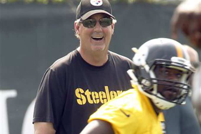 Pittsburgh Steelers defensive coordinator Keith Butler, top, watches as the team goes through drills during an NFL football organized team activity, Thursday, June 11, 2015, in Pittsburgh. Butler, the longtime linebackers coach is settling in as the new defensive coordinator after replacing Hall of Famer Dick LeBeau, whose contract was not renewed at the end of last season. (AP Photo/Keith Srakocic)
