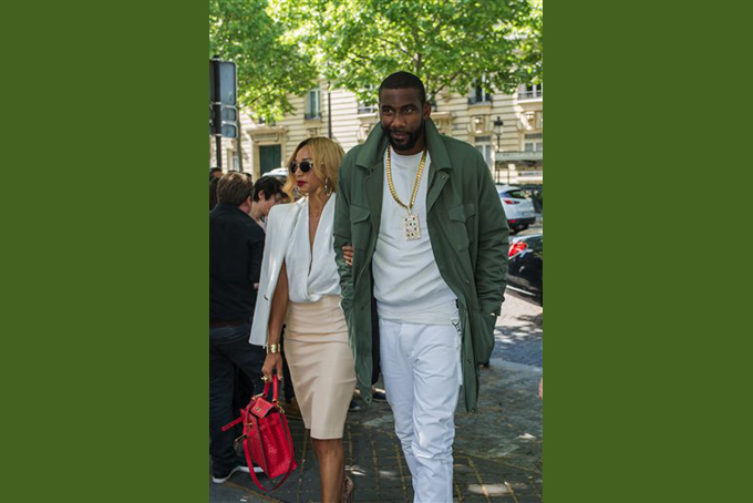 U.S basketball player Amar'e Stoudemire, right, and his wife Alexis Welch arrive at Balmain men's Spring/Summer 2016 collection, during Mode a Paris, in France, Saturday, June 27, 2015. (AP Photo/Kamil Zihnioglu)