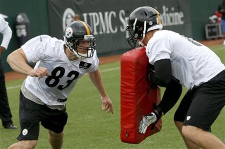Pittsburgh Steelers tight end Heath Miller, left, works on a blocking drill with rookie Jesse James during an NFL football organized team activity, Tuesday, June 9, 2015, in Pittsburgh. (AP Photo/Keith Srakocic) 