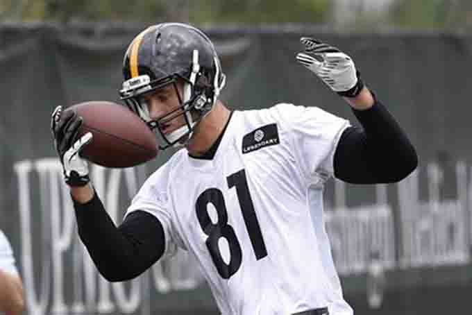 Pittsburgh Steelers tight end Jesse James (81) makes a catch during an NFL football organized team activity, Tuesday, June 9, 2015, in Pittsburgh. (AP Photo/Keith Srakocic)