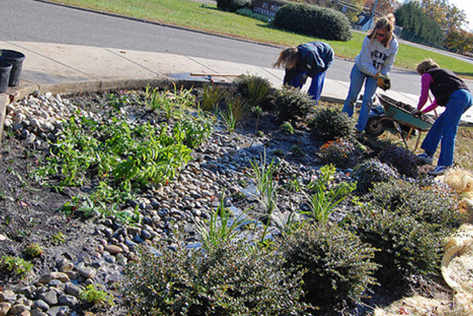 Planting a rain garden, Annapolis, a Creative Commons Attribution (2.0) image from Chesapeake Bay Program’s photostream