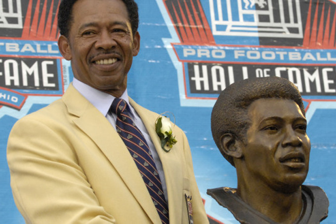 Charlie Sanders poses with his bust during the Class of 2007 Pro Football Hall of Fame Enshrinement Ceremony August 4, 2007 in Canton, Ohio. (Photo by Al Messerschmidt/Getty Images)