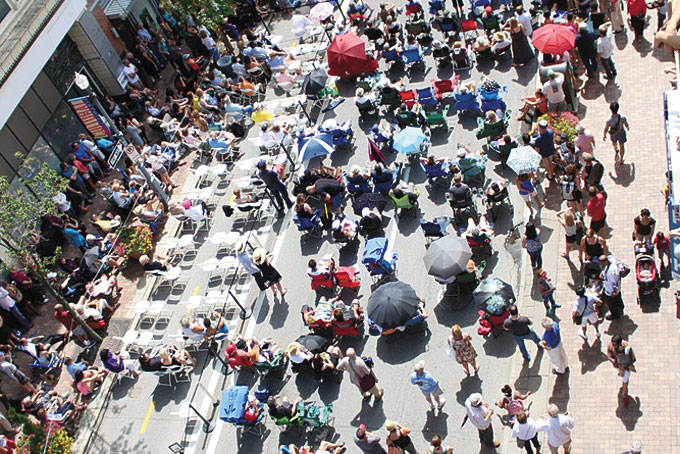 COMING OUT FOR JAZZ—Jazz lovers crowded the street of Penn Avenue to listen to jazz music. (Photos by J.L. Martello)