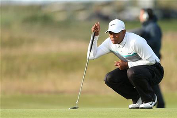 Tiger Woods lines up a putt on the 17th green during the second round of the British Open Golf Championship at the Old Course, St. Andrews, Scotland, Saturday, July 18, 2015. (AP Photo/Peter Morrison)