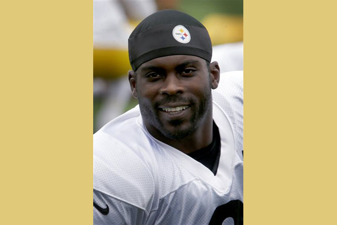 Pittsburgh Steelers quarterback Michael Vick stretches during practice for the NFL football team, Wednesday, Aug. 26, 2015, in Pittsburgh. The Steelers signed Vick to a 1-year deal to replace backup Bruce Gradkowski, out with a hand injury. (AP Photo/Keith Srakocic)