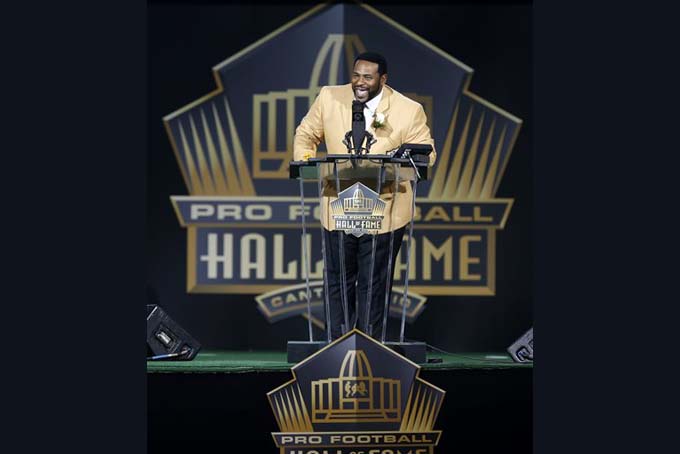 Former NFL player Jerome Bettis delivers his speech during an induction ceremony at the Pro Football Hall of Fame, Saturday, Aug. 8, 2015, in Canton, Ohio.  (AP Photo/Tom E. Puskar)