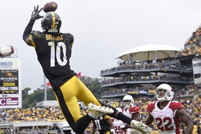 Pittsburgh Steelers wide receiver Martavis Bryant (10) makes a touchdown catch past Arizona Cardinals strong safety Tony Jefferson (22) in the third quarter an NFL football game against the Pittsburgh Steelers, Sunday, Oct. 18, 2015 in Pittsburgh. (AP Photo/Don Wright)