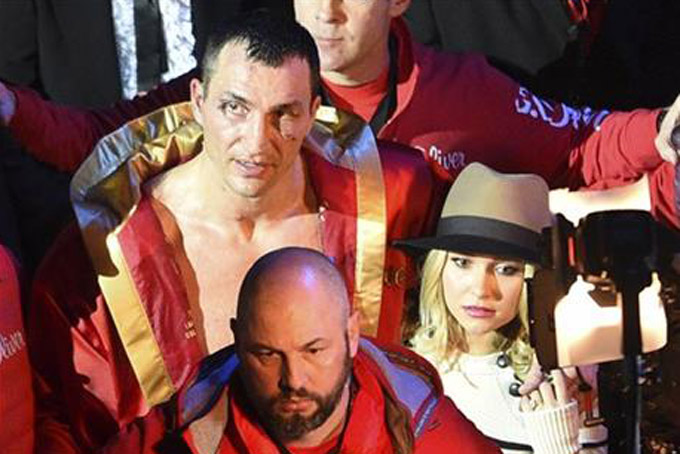 Ukraine's Wladimir Klitschko and his wife Hayden Panettiere, right, leave the hall after Klitschko lost to Britain's Tyson Fury in a world heavyweight title fight for Klitschko's WBA, IBF, WBO and IBO belts in the Esprit Arena in Duesseldorf, western Germany, Sunday, Nov. 29, 2015. (AP Photo/Sebastian Konopka)