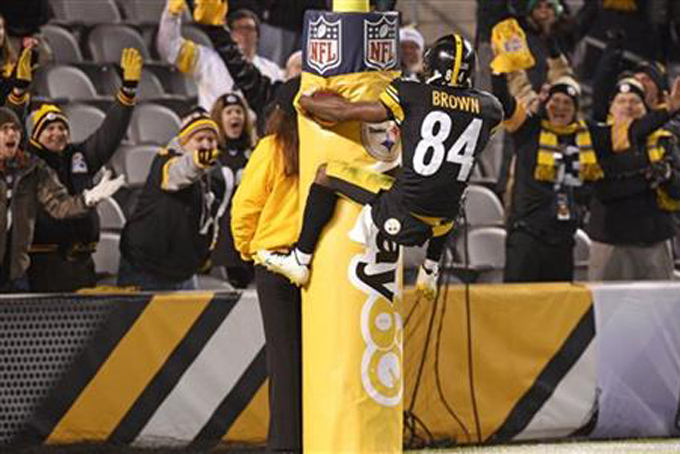 Pittsburgh Steelers wide receiver Antonio Brown (84) leaps on the goal post after scoring a touchdown during the second half of an NFL football game against the Indianapolis Colts, Sunday, Dec. 6, 2015, in Pittsburgh. The Steelers won 45-10. (AP Photo/Don Wright)