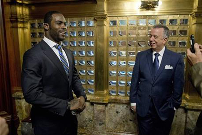Rep. Joe Markosek D-Allegheny, right, looks on as Pittsburgh Steelers quarterback Michael Vick poses for a photograph Tuesday, Dec. 8, 2015, at the state Capitol in Harrisburg, Pa. (AP Photo/Matt Rourke)