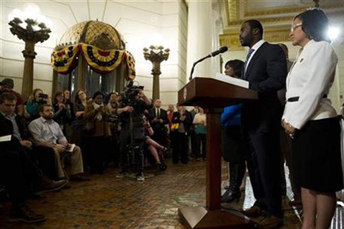  Pittsburgh Steelers quarterback Mike Vick, at podium, speak during a news conference Tuesday, Dec. 8, 2015, at the state Capitol in Harrisburg, Pa. (AP Photo/Matt Rourke)