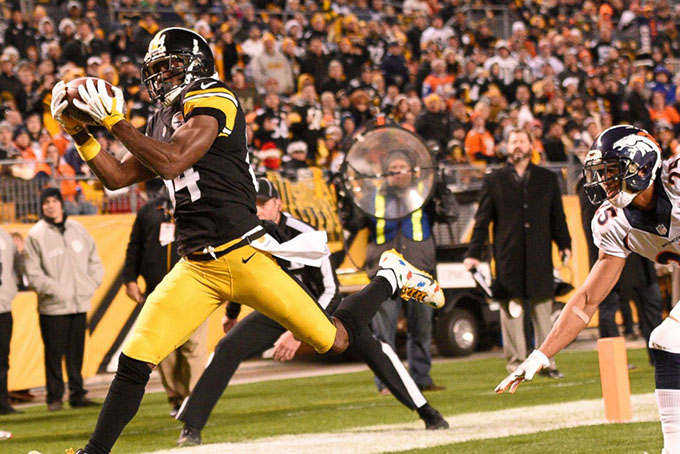 Pittsburgh Steelers wide receiver Antonio Brown (84) catches a touchdown pass behind Denver Broncos cornerback Chris Harris (25) during the second half of an NFL football game in Pittsburgh, Sunday, Dec. 20, 2015. (AP Photo/Don Wright) 