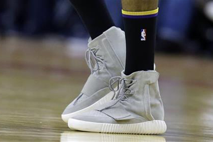 Los Angeles Lakers' Nick Young wears a stylish pair of shoes during an NBA basketball game against the Houston Rockets Saturday, Dec. 12, 2015, in Houston. Young's shoes were all the rage on Twitter. (AP Photo/Pat Sullivan)
