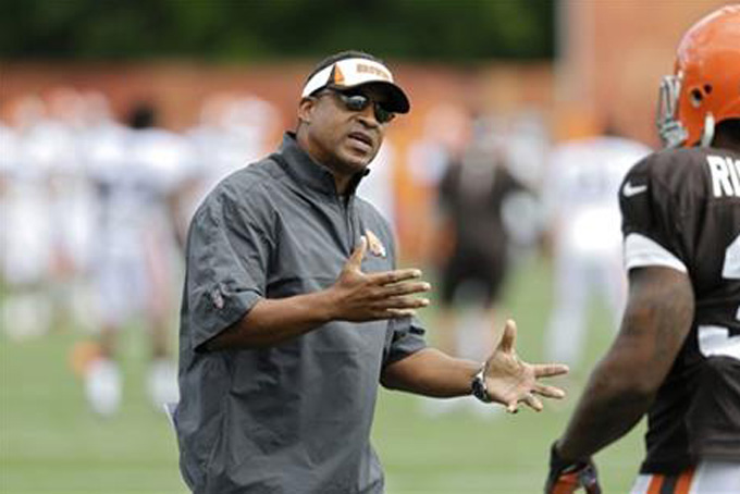 FILE - In this Sunday, July 28, 2013 file photo, Cleveland Browns defensive coordinator Ray Horton gestures during training camp at the NFL football team's facility in Berea, Ohio. A person familiar with the hiring says new Browns coach Hue Jackson has added defensive coordinator Ray Horton to his staff, Wednesday, Jan. 20, 2016. (AP Photo/Mark Duncan, File)
