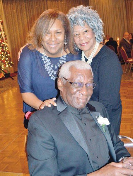EMANON FIRST TIMER—Shelly Heywood, back row, left, with Carolyn and Ron Curry.