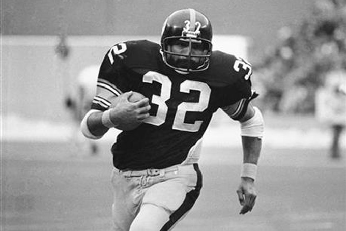 In this Sunday Jan. 6, 1979 file photo, Steelers Franco Harris breaks free of Houston Oilers defenders to add his yardage in the AFC championship game at Pittsburgh. Harris was selected to the Super Bowl 50 Golden Team, Thursday, Jan. 28, 2016. (AP Photo/File) 