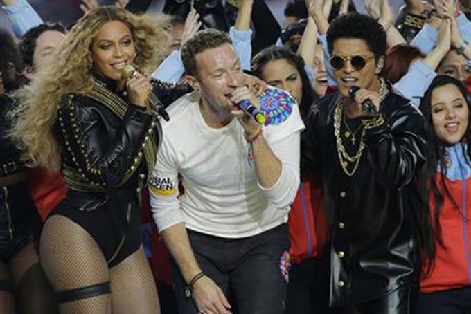 Beyoncé, Coldplay singer Chris Martin and Bruno Mars perform during halftime of the NFL Super Bowl 50 football game Sunday, Feb. 7, 2016, in Santa Clara, Calif. (AP Photo/David J. Phillip)