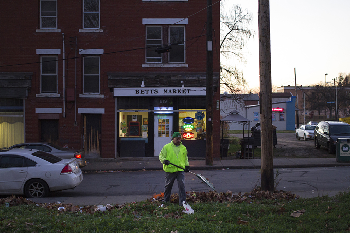 Robert Bey, a member of the Greater Pittsburgh Area MAD DADS, helps clean up litter from a lot on the corner of Frankstown and Brushton avenues in Pittsburgh’s Homewood neighborhood. (Photo by Ryan Loew/PublicSource)