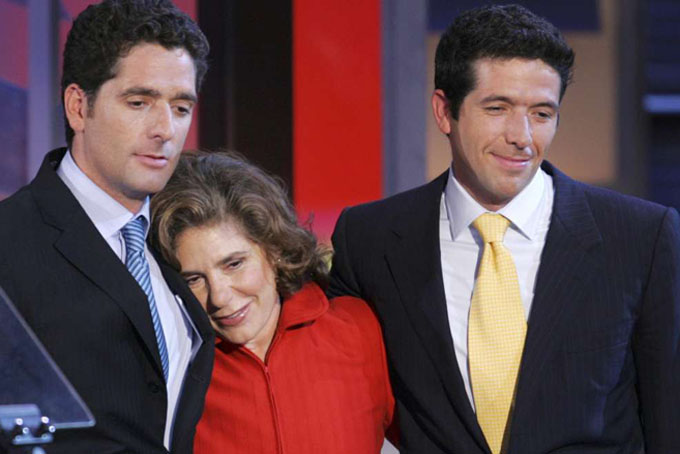 In this July 27, 2004, file photo, Teresa Heinz Kerry, wife of Democratic presidential candidate Sen. John Kerry, stands with her sons Chris Heinz, left, and Andre Heinz, right, after she addressed delegates during the Democratic National Convention in Boston. Photo: Ron Edmonds, AP 